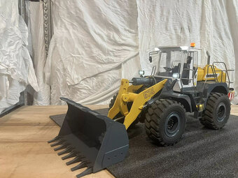 RC kolový nakladač Liebherr 574 (bez Tamiya, Premacon) - 7