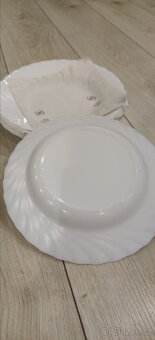 Sada bílých talířů - 7