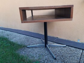 Televizní stolek dřevěný, otočný, na kovové noze. - 7