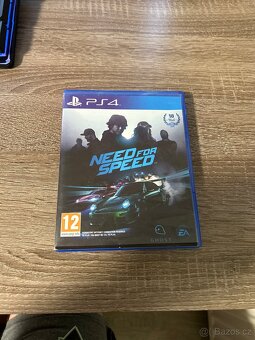 PS4 pro bílej + ovladače, hry, kabeláž - 7