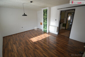 Prodej P5 Lochkov 2 rodinné domy 320m2 pozemek 974m2 - 7