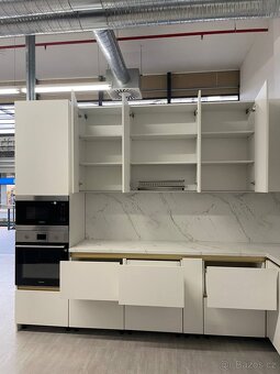 Prodám NOVOU bilu kuchyň Plzeň DTD Egger - 7