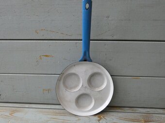 Starý smaltovaný modrý omeletník - 7