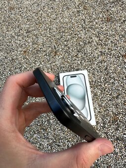 iPhone 15 - baterie 100% - 7