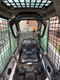 Smykový nakladač BOBCAT S220 55,9 kw - 7