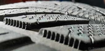 Prodám 2x zimní pneu 285/35R22 106V - 7