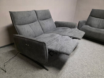 Elektricky polohovací sedačka 2+2 šedá látka - 7