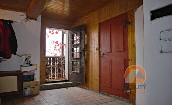 Roubená chalupa v lese - 7