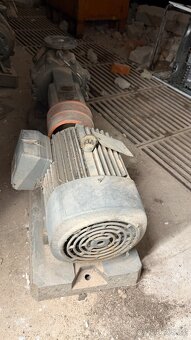 ELEKTROMOTOR S ČERPADLEM - 7