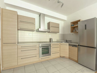 Moderní světlý byt 2+kk (51 m²) s lodžií a garážovým stáním, - 7