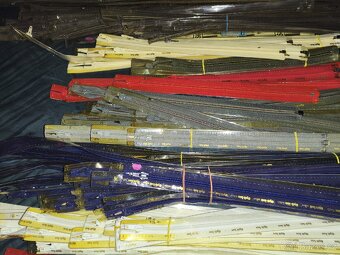 Prodám levně značkové zipy, plastová spirála, stanové - 7