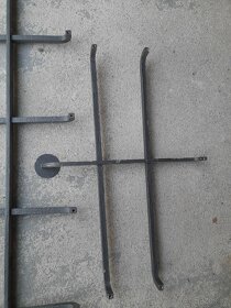 Funkcionalistická mříž na vstupní dveře a na malé okno - 7