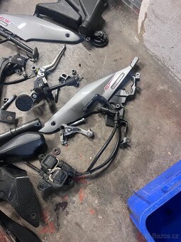 Aprilia tuono v2 mnoho dílů - 7