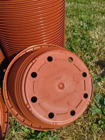 Plastové a terakot. květináče a pěstební misky typu žardinka - 7