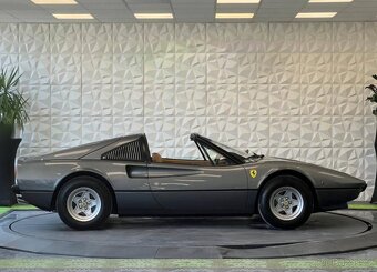 Ferrari 308 GTSi (1982) – ikonický kabriolet - 7