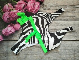 Dámské černobílé plavky s zeleným vázáním - 7