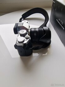 Bezzrcadlovka Fujifilm X-T5 + objektiv  XF 18-55mm f/2.8-4.0 - 7