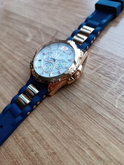 Hodinky Guess se silikonovým řemínkem - 7