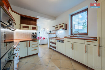 Prodej rodinného domu, 221 m², Nová Role, ul. Mezirolí - 7