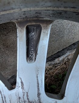 VW Passat 6.5Jx16 ET41 se zimní sada 3ks a 1ks na opravu - 7