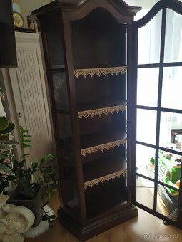 Stará vitrínivá skříň - 7