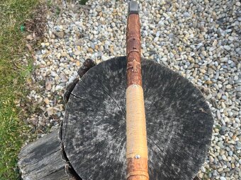 Gravírovaná sekera s držákem. - 7