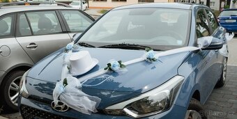 Modrá dekorace na svatební auto - 7