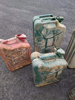 Soubor 11 kusů kanystrů - 7