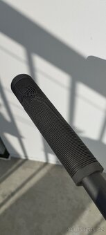 Řidítka ethic dryade 620 mm +úplně nové Gripy odi - 7