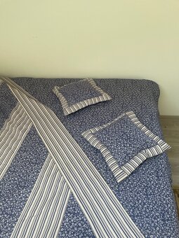 přehoz na postel s dekorativními polštářky - 7