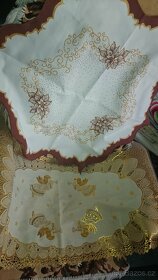 Záclony, červené závěsy, ubrus. - 7