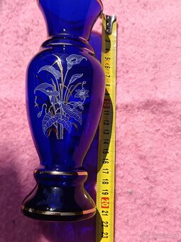 Modrá skleněná váza s květinami - 7