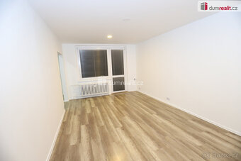 Krásný slunný byt 2+kk v pátém patře cihlového domu s výtahe - 7