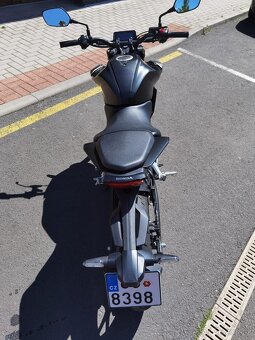 Honda CB 125R - 7