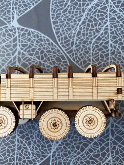 Nový dřevěný model vojenské Tatry 813 8x8 Kolos s přívěsem - 7