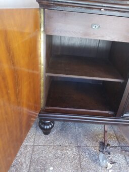 Starožitná komoda-bufet. - 7