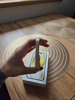 Prodám žlutý Apple IPhone 15 128GB - 7