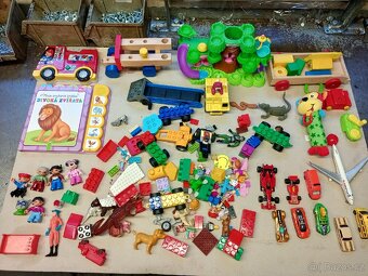 Mix hraček – LEGO, autíčka, figurky, knížka, dřevo - 7