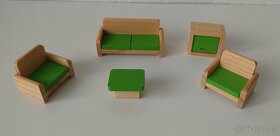 dřevěný domeček s postavičkami a nábytkem - 7