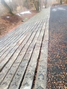 Peníze šetří betonové kusy délka cca 2,4m - 7
