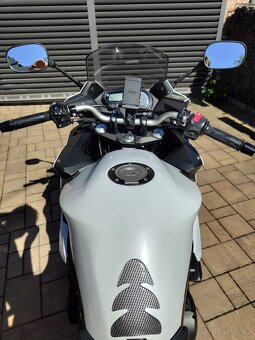 Yamaha XJ6 - 7