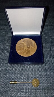 jubilejní medaile + odznáčky - 7