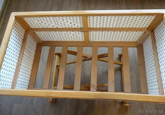 Prodám starožitnou retro pletenou postýlku na kolečkách TOP - 7