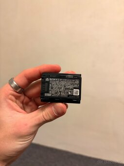 Sony A7iii + příslušenství - 7