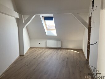 Pronájem podkrovního bytu (3+KK) s parkováním v centru města - 7