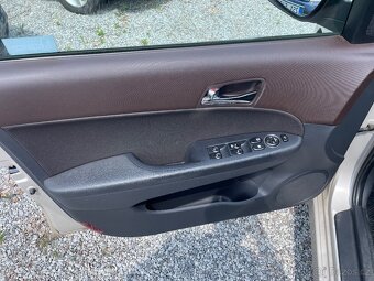Hyundai I30 1,6 2011 edice Trikolora 1.majitel - 7