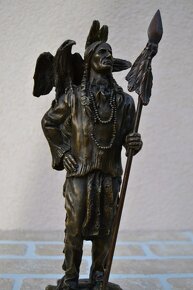 Bronzová socha - INDIÁN - INDIÁNSKÝ NÁČELNÍK - 7