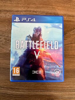 PS4 Slim 1 TB + 2x ovladač DualShock + 4 hry + nabíječka - 7