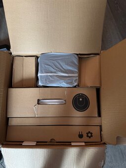 IRobot i7+ s dokovací stanicí - 7