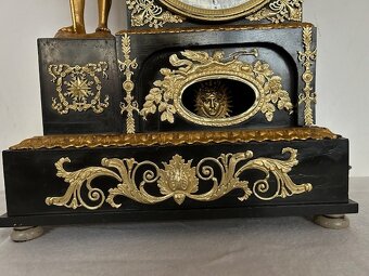 Empírové hodiny - kováři s hracím strojem zajímavý mode - 7